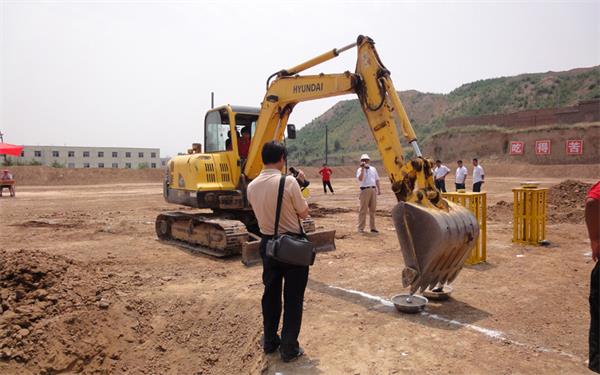 在西安学挖掘机毕业后工资大概多少?