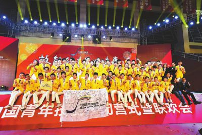 第三届中国青年技能营的营员们在闭营式上合影留念