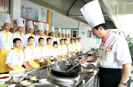 想在渭南学厨师，我们该怎样选择职业厨师培训学校?