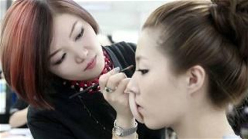 西安化妆学校告诉你没有学历能不能学好化妆