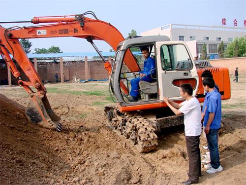 【工程机械学校】中铁二十局技校工程机械驾驶与维修专业