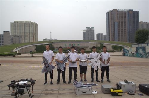 陕西工程科技高级技校无人机操控技术专业学生进行航模汇报表演