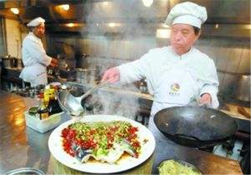 在渭南学习烹饪是去学校学好还是去酒店和师傅学好