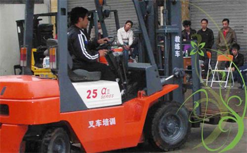 【兰州叉车学校】兰州弗兰克现代叉车培训