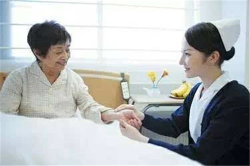 卧床老人如何护理?西安护理学校来分享!