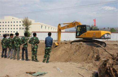 西安挖掘机学校分配工作吗?工资如何?