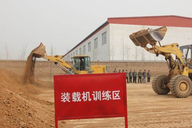 成都学习装载机的学费价格