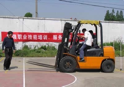 成都学叉车去哪个学校