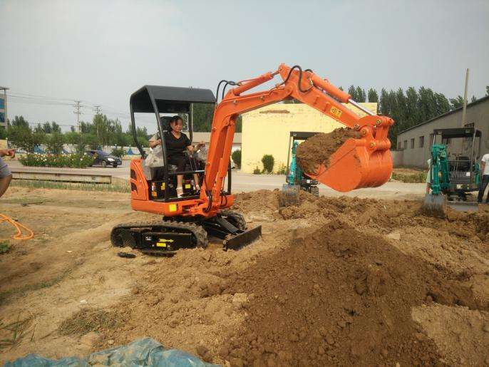西安挖掘机培训：西安女人学挖掘机可以吗