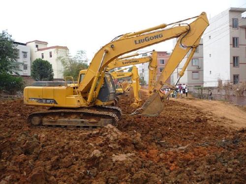 成都挖掘机培训：40多岁学挖机还来的及吗