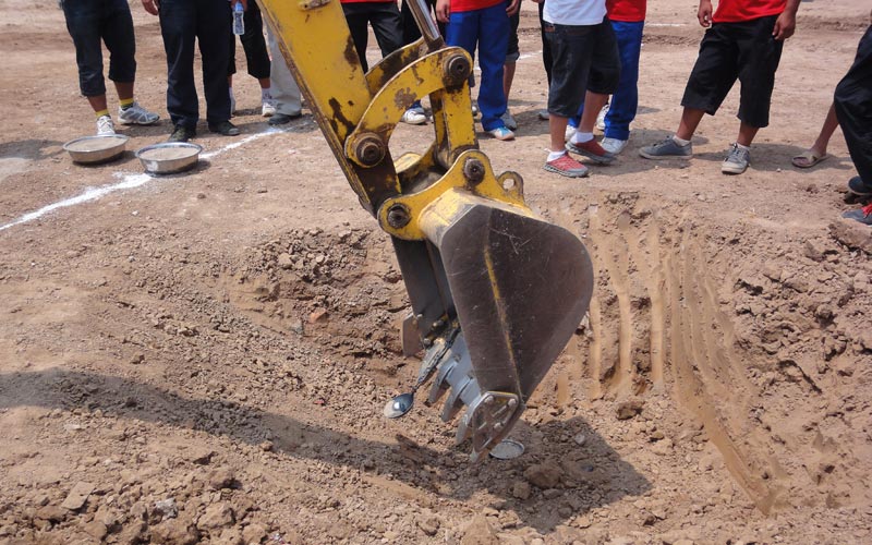 【渭南挖掘机学校】渭南挖掘机培训需要多少钱