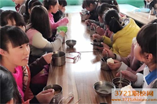 【西安職業學校】西安醫藥科技學校食堂和宿舍條件怎么樣