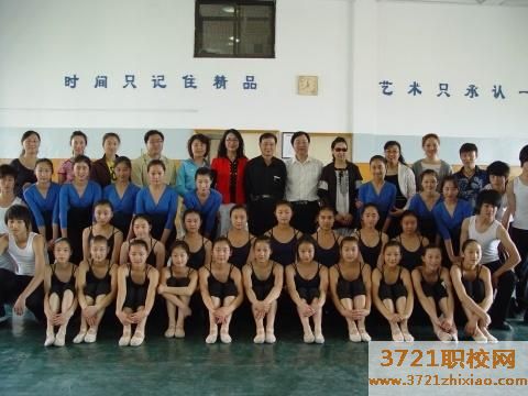 青岛艺术学校招生办电话是多少