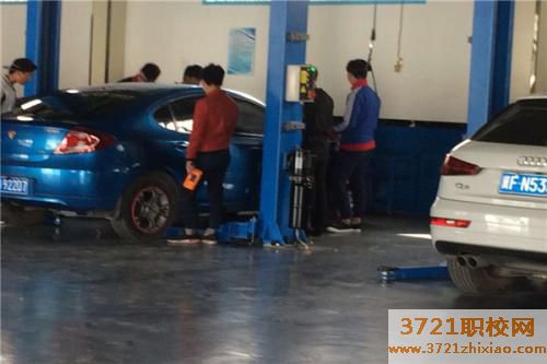 郑州学汽车维修是去自学好还是职业学校好?