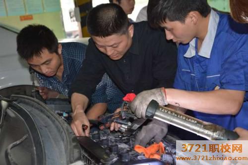 郑州学汽修是去学校好,还是跟着汽修厂的师傅好?