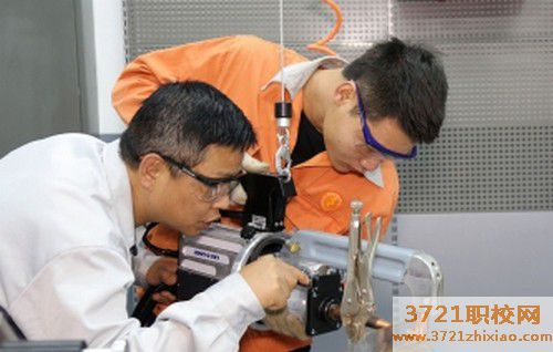 【广州技师学院】广州市工贸技师学院汽车钣金与涂装专业