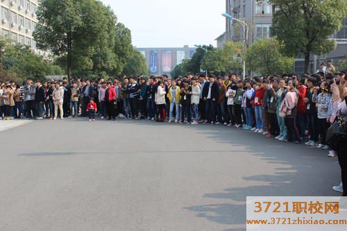 江苏省常熟职业教中专育中心校学校电话