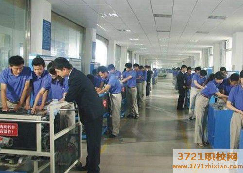 武汉学汽车维修自学还是去职业学校好