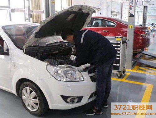 武汉学汽修是去学校好,还是跟着汽修厂师傅好
