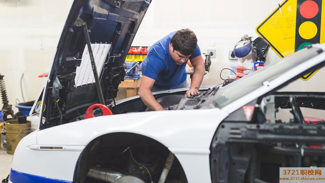 合肥学汽修是去学校好,还是跟着汽修厂师傅好
