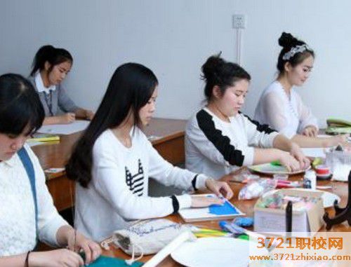 武汉学幼师好还是护士好