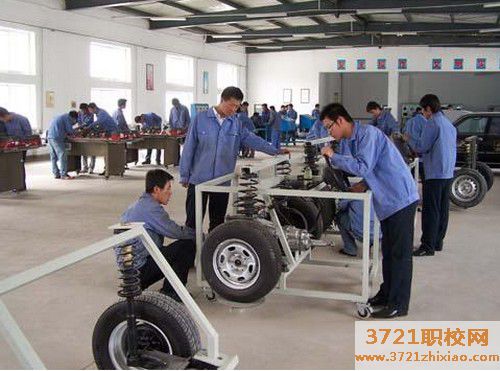 广州学汽修是去学校好,还是跟着汽修厂师傅好