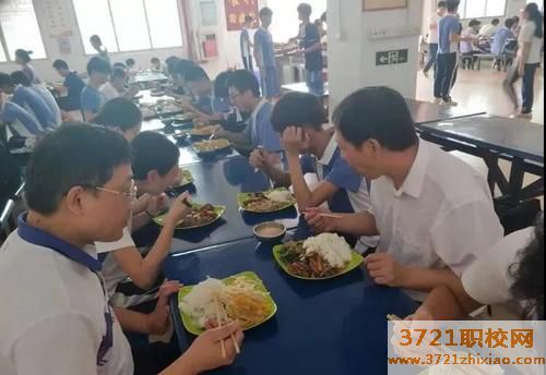 济宁市技师学院的宿舍条件和食堂情况