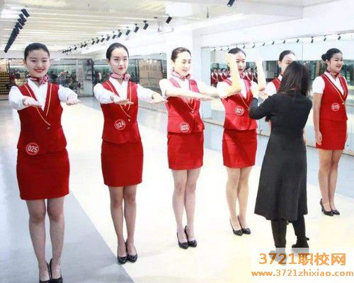 广州哪个学校的高铁乘务专业好一些
