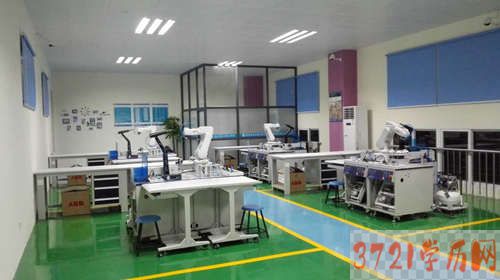 武汉市第二轻工业学校工业机器人应用与维护新专业