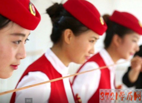 【哈尔滨高铁学校】哈尔滨市商业学校高铁乘务专业