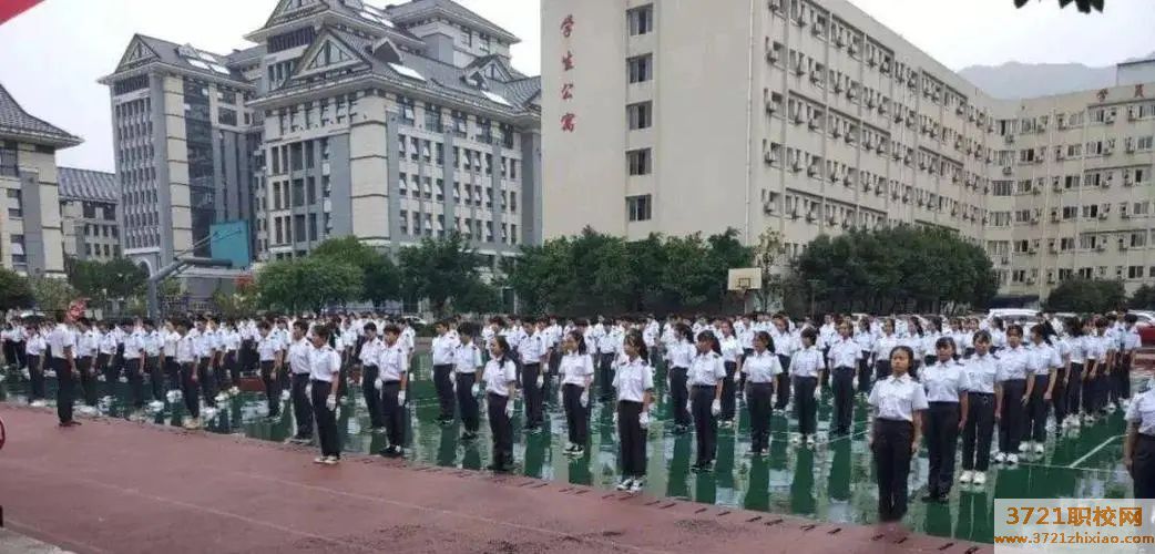 【长春高铁学校】长春初中想读高铁乘务专业,哪个学校好