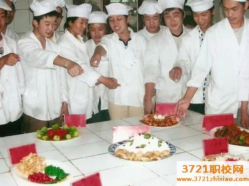 【芜湖厨师学校】芜湖学厨师每年学费多少