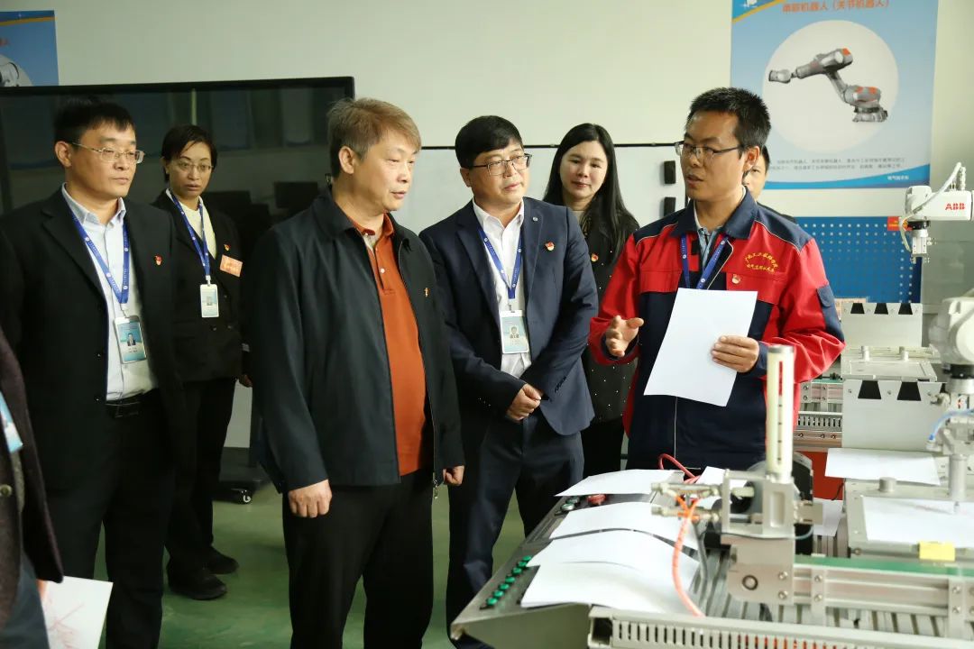 自治区工业和信息化厅副厅长索申敬莅临广西工业技师学院调研