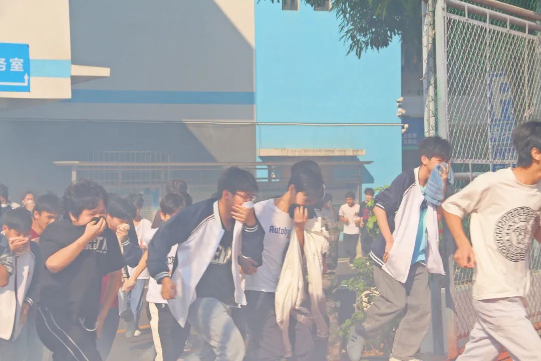 广西工业技师学院开展消防安全技能培训暨应急疏散实战演练活动