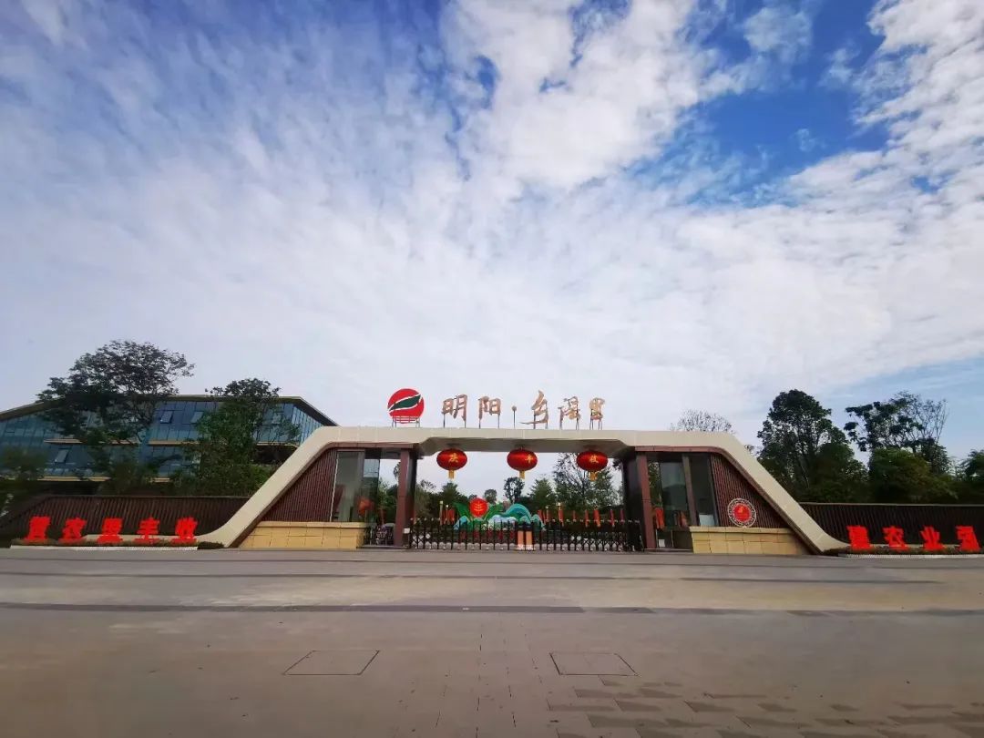 爱在金秋 情满重阳 —— 广西工业技师学院组织退休教职工开展重阳节活动