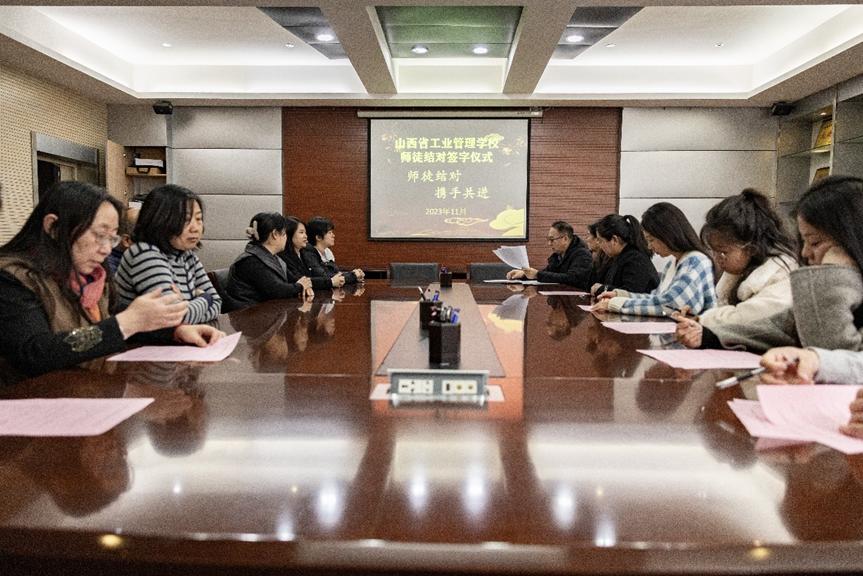 【幼儿园师徒结】师徒结对 携手共进-学校举行“师徒结对”培养签字仪式