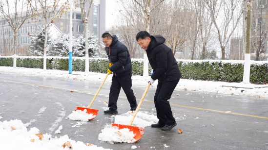 【济南技师学院】山东公路技师学院第一时间开展校园清雪工作