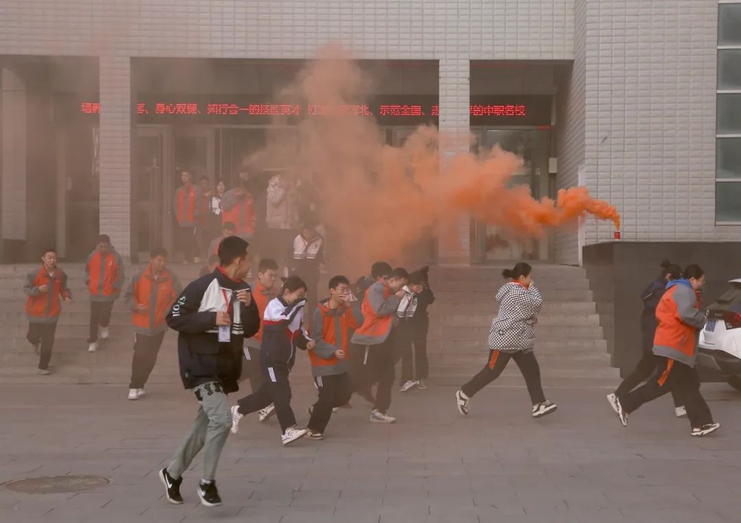 【张家口职教中心】张家口市职教中心组织开展紧急疏散演练活动