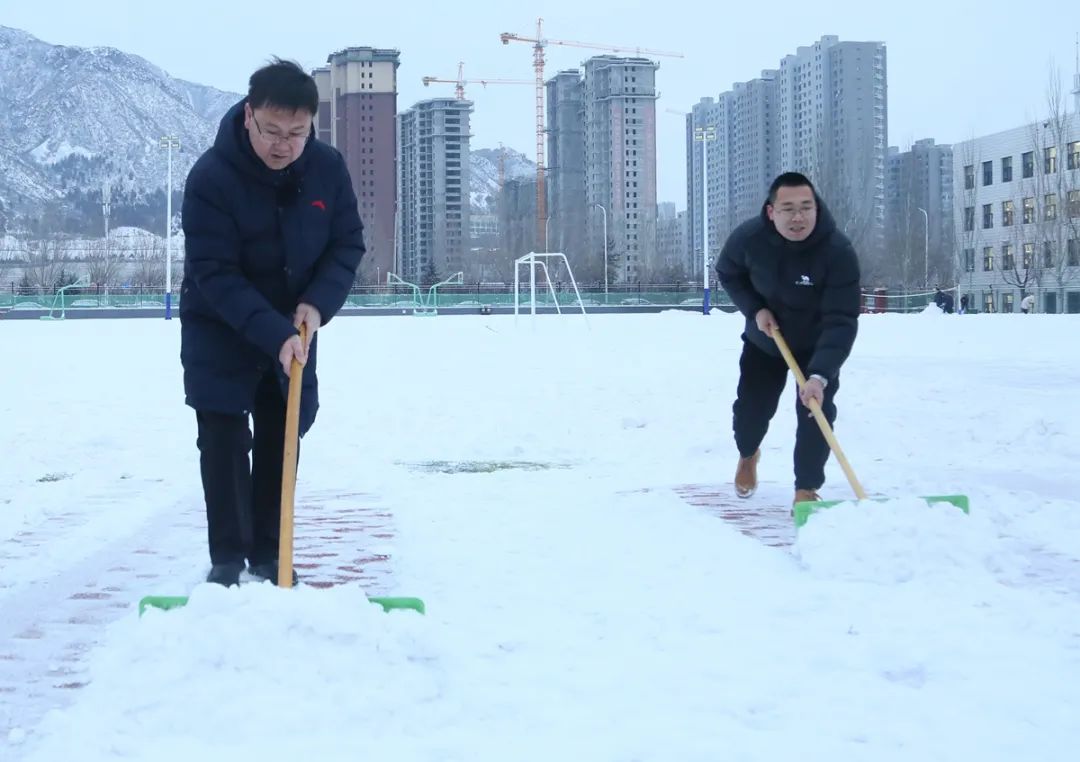 【张家口职教中心】张家口市职教中心师生共同开展除雪行动