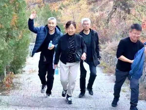 【张家口职教中心】张家口市职教中心举行重阳登高活动