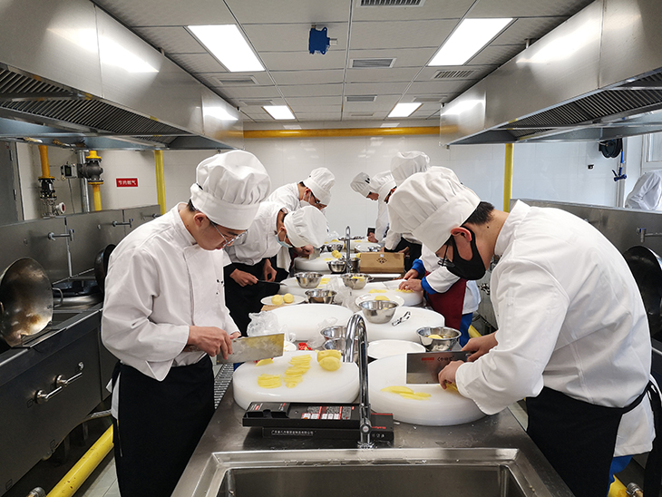 【大连烹饪学校】大连烹饪学校:结合全国职业技能竞赛内容与要求举行10月基本功月测试