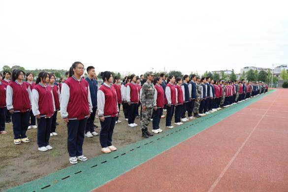 【成都职业学校】青苏职中举行2023级学生国防教育军训汇报表演
