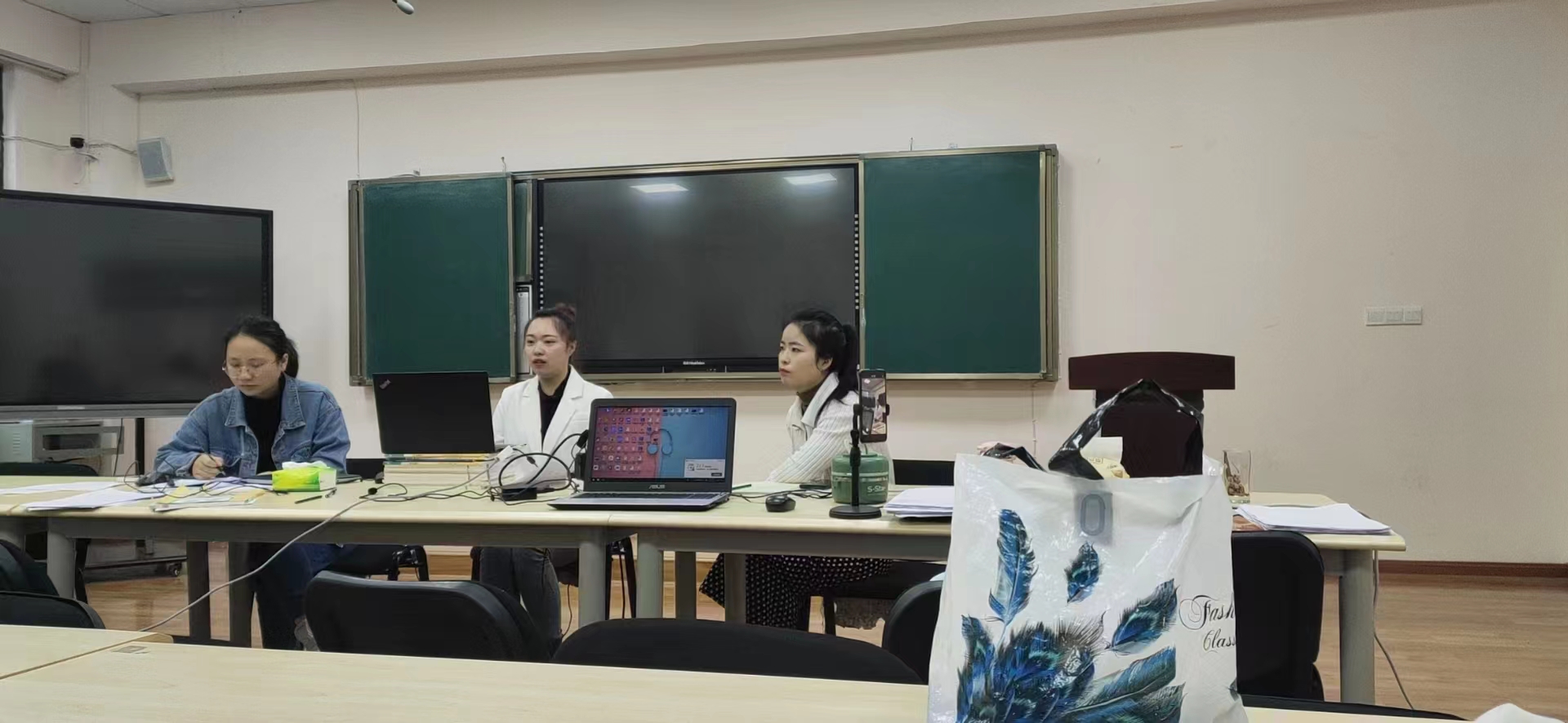 【乐山职业学校】英语教研组积极筹备省教师教学能力大赛