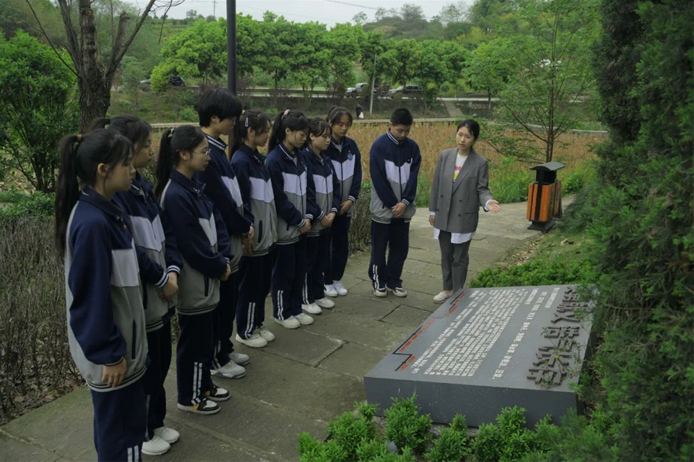 【重庆职教中心】九龙坡职业教育中心师生到周贡植故居开展清明祭英烈主题活动