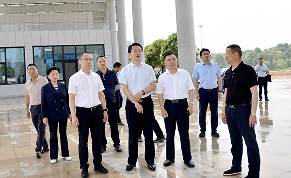 【岳阳职业学校】黄伟雄副市长考察岳阳现代服务职业学院开学准备