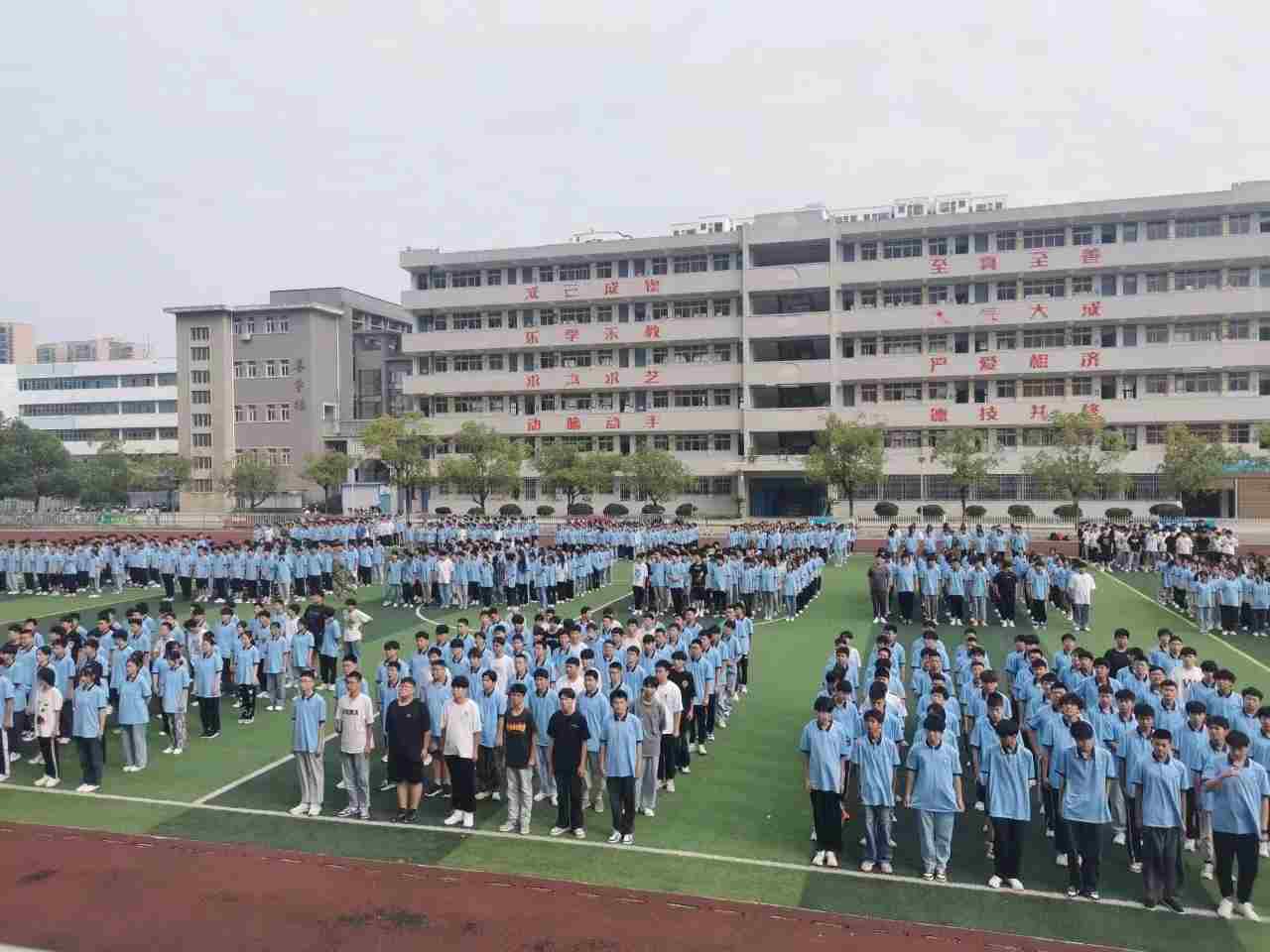 【孝感职业学校】2023级新生军事训练暨国防教育开训