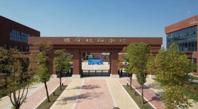 【漯河机器人技术学校】机器人开瓶倒酒、智能取药、无人驾驶汽车进课堂……河南这所职校“科技范儿”满满!