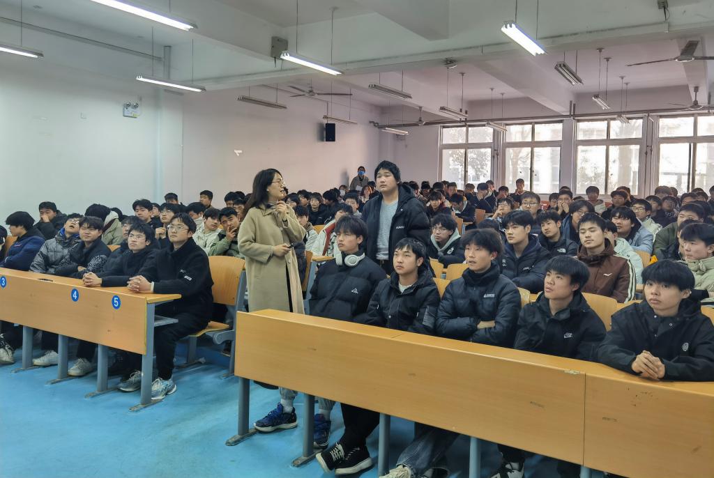 【洛阳职业学校】思政教育创新团队开展反对校园欺凌讲座