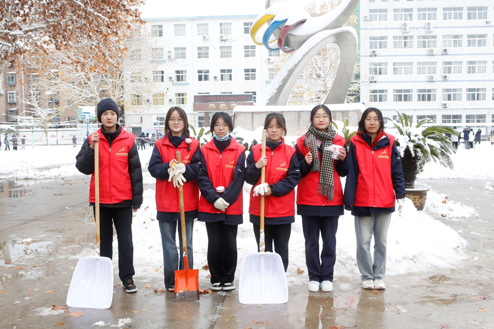 【郑州职业学校】郑州市经济贸易学校师生携手迎雪而战