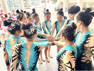 【郑州职业学校】舞动青春，不负韶华--郑州市经济贸易学校啦啦操队荣获郑州市中小学生啦啦操健身操锦标赛特等奖